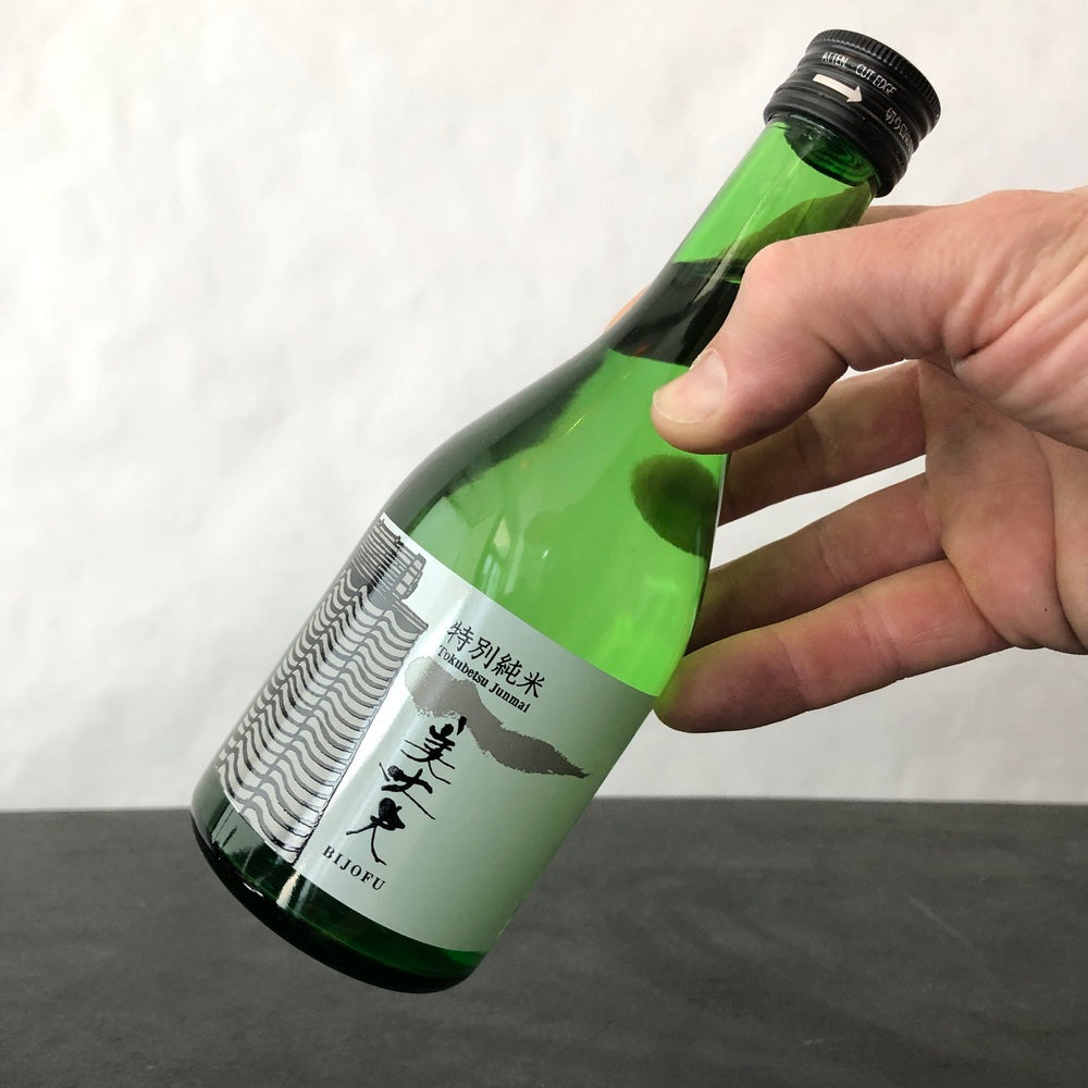 Hamakawa Shoten Brewery Bijofu 'The Gentleman' Tokubetsu Junmai Sake (300ml)